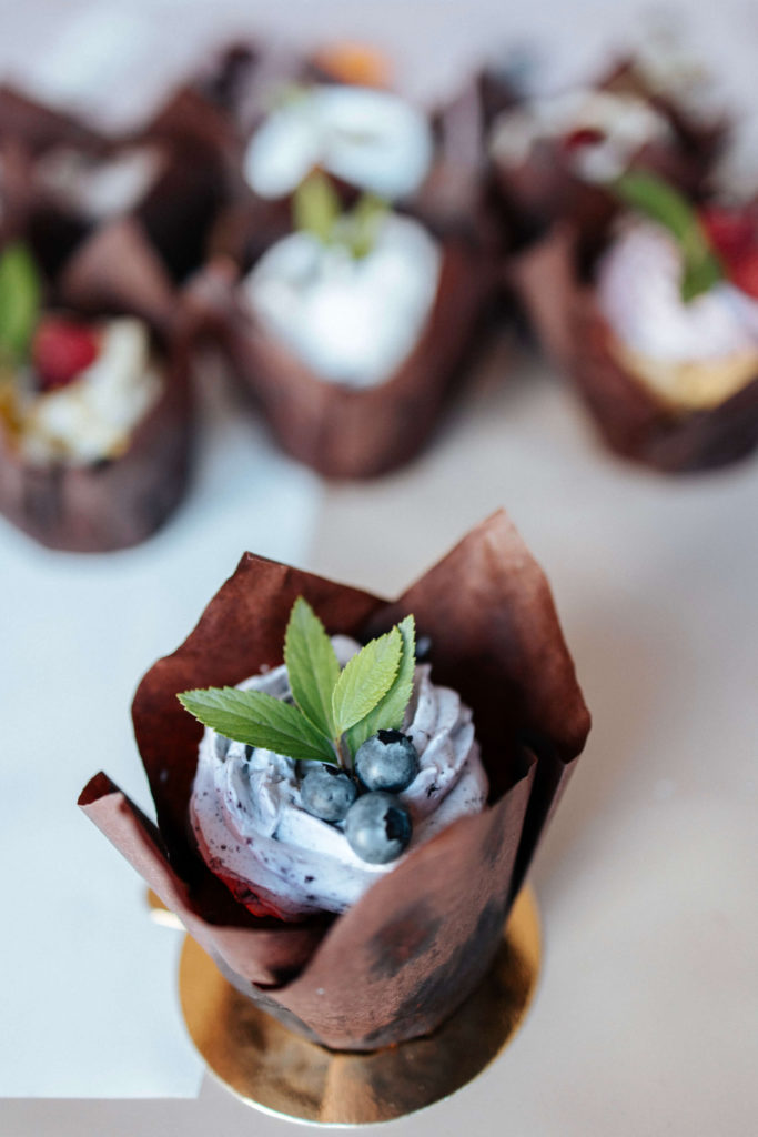 MUFFINY WEGAŃSKIE_ CZEKOLADOWE Z JAGODAMI